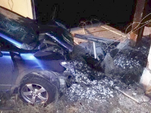 В Медногорске водитель попытался скрыться от сотрудников полиции и въехал в бетонный забор