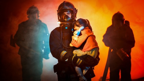 В поселке Кировске Кваркенского района соседи вытащили из горящего дома мужчину