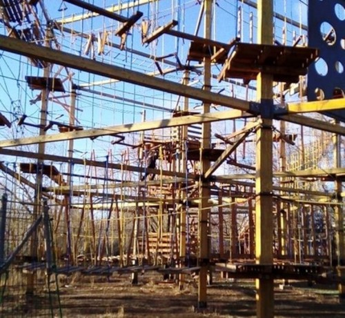 Оренбургские родители обеспокоены заброшенным аттракционом в городском парке