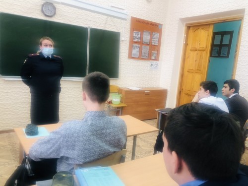 Полицейский и библиотекарь провели правовой час в школе Оренбурга
