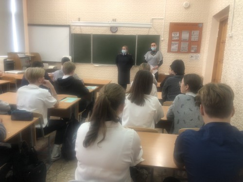 Полицейский и библиотекарь провели правовой час в школе Оренбурга