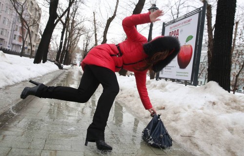 В Новотроицке женщина поскользнулась и проломила себе голову