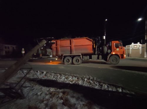 В Орске мусоровоз зацепил провода и свалил столб