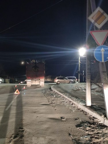 В Орске мусоровоз зацепил провода и свалил столб В Орске мусоровоз зацепил провода и свалил столб