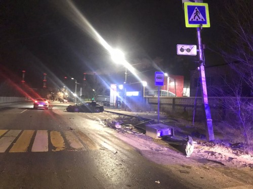 В Орске на улице Жуковского автомобиль «БМВ» снес светофор В Орске на улице Жуковского автомобиль «БМВ» снес светофор