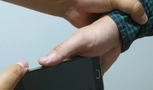 В Оренбурге мужчина у посетителя кафе взял позвонить телефон и пропал В Оренбурге мужчина у посетителя кафе взял позвонить телефон и пропал