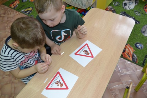 Дорожные полицейские побывали в гостях у дошколят Дорожные полицейские побывали в гостях у дошколят