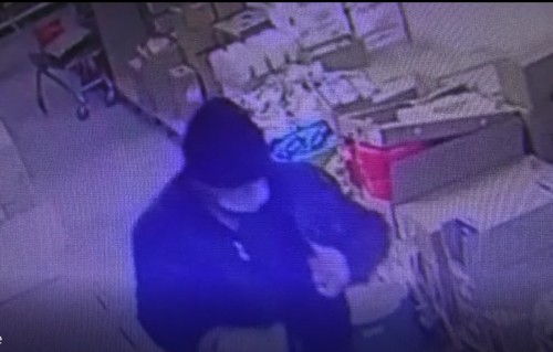 Сотрудниками полиции Бугурусланского района задержан мужчина, подозреваемый в хищении товара из сетевого магазина Сотрудниками полиции Бугурусланского района задержан мужчина, подозреваемый в хищении товара из сетевого магазина