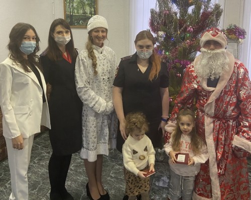 В Орске «Полицейский Дед Мороз» вручил заграничные паспорта маленьким жителям города В Орске «Полицейский Дед Мороз» вручил заграничные паспорта маленьким жителям города