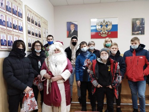 В Оренбурге «Полицейский Дед Мороз» встретился с подростками, состоящими на профилактическом учете