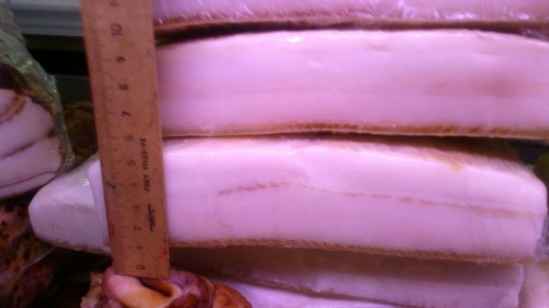 В Акбулаке мужчина забрался в чужую кухню и похитил свиное сало