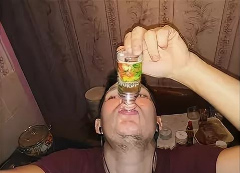 В Бузулуке женщина перепутала уксусную кислоту с водкой и выпила 