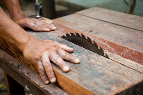 В Орске сотрудник цеха по сборке мебели отпилил себе четыре пальца В Орске сотрудник цеха по сборке мебели отпилил себе четыре пальца