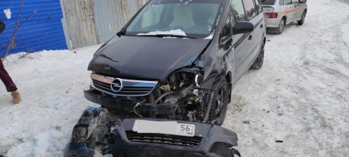 В Орске женщина на автомобиле «Опель» протаранила автобусную остановку