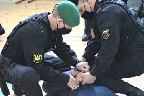 В 2021 году в суд 312 пытались пронести оружие и боеприпасы