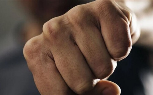 В Шарлыке мужчина избил ногами супругу и пытался задушить