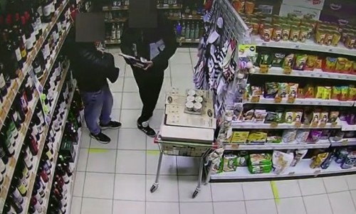 В Бугуруслане житель Самарской области с подругой вынес из магазинов товара на 26000 рублей