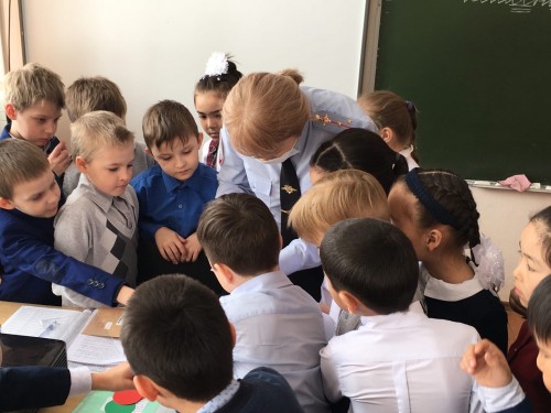 Сотрудники госавтоинспекции соль-илецкого городского округа провели акцию «автокресло – детям!»   