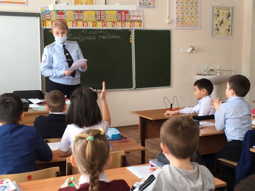 Сотрудники госавтоинспекции соль-илецкого городского округа провели акцию «автокресло – детям!»   