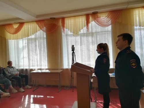 Сотрудник ОНК МУ МВД России «Оренбургское» провел правовой час со студентами колледжа сервиса областного центра