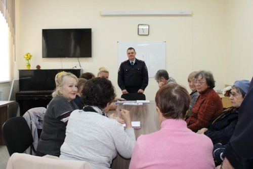 В Новотроицке сотрудники ГИБДД и общественники организовали круглый стол, посвященный профилактике дорожного травматизма среди пожилых людей В Новотроицке сотрудники ГИБДД и общественники организовали круглый стол, посвященный профилактике дорожного травматизма среди пожилых людей