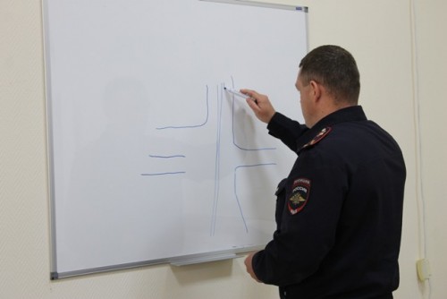 В Новотроицке сотрудники ГИБДД и общественники организовали круглый стол, посвященный профилактике дорожного травматизма среди пожилых людей В Новотроицке сотрудники ГИБДД и общественники организовали круглый стол, посвященный профилактике дорожного травматизма среди пожилых людей