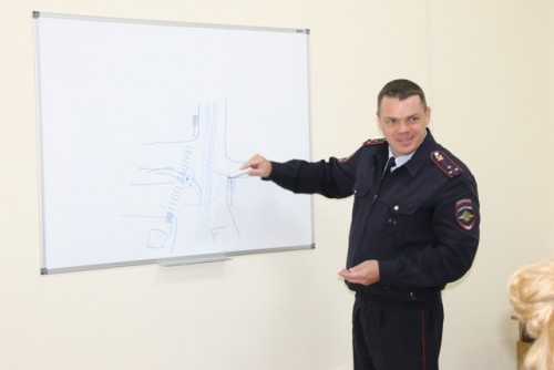 В Новотроицке сотрудники ГИБДД и общественники организовали круглый стол, посвященный профилактике дорожного травматизма среди пожилых людей В Новотроицке сотрудники ГИБДД и общественники организовали круглый стол, посвященный профилактике дорожного травматизма среди пожилых людей