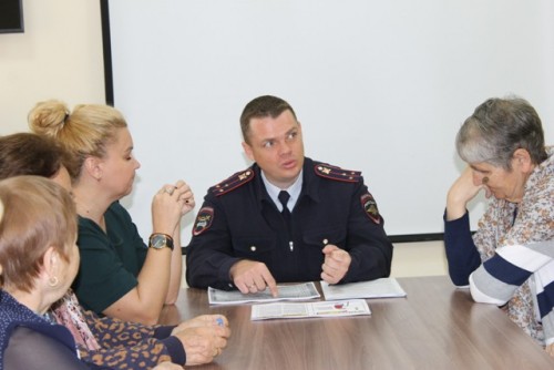 В Новотроицке сотрудники ГИБДД и общественники организовали круглый стол, посвященный профилактике дорожного травматизма среди пожилых людей В Новотроицке сотрудники ГИБДД и общественники организовали круглый стол, посвященный профилактике дорожного травматизма среди пожилых людей