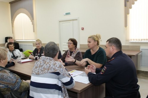 В Новотроицке сотрудники ГИБДД и общественники организовали круглый стол, посвященный профилактике дорожного травматизма среди пожилых людей В Новотроицке сотрудники ГИБДД и общественники организовали круглый стол, посвященный профилактике дорожного травматизма среди пожилых людей