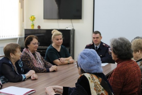 В Новотроицке сотрудники ГИБДД и общественники организовали круглый стол, посвященный профилактике дорожного травматизма среди пожилых людей В Новотроицке сотрудники ГИБДД и общественники организовали круглый стол, посвященный профилактике дорожного травматизма среди пожилых людей