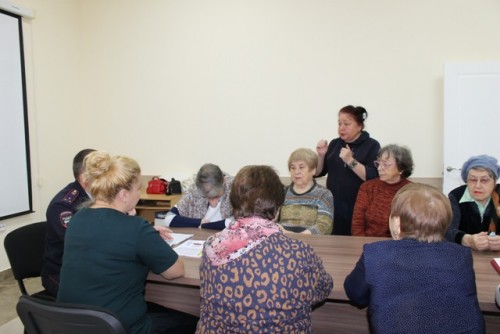 В Новотроицке сотрудники ГИБДД и общественники организовали круглый стол, посвященный профилактике дорожного травматизма среди пожилых людей В Новотроицке сотрудники ГИБДД и общественники организовали круглый стол, посвященный профилактике дорожного травматизма среди пожилых людей