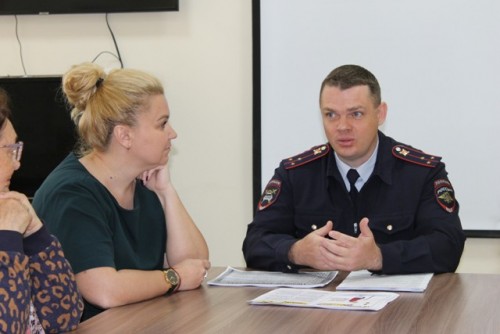 В Новотроицке сотрудники ГИБДД и общественники организовали круглый стол, посвященный профилактике дорожного травматизма среди пожилых людей В Новотроицке сотрудники ГИБДД и общественники организовали круглый стол, посвященный профилактике дорожного травматизма среди пожилых людей