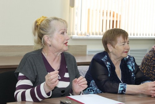 В Новотроицке сотрудники ГИБДД и общественники организовали круглый стол, посвященный профилактике дорожного травматизма среди пожилых людей В Новотроицке сотрудники ГИБДД и общественники организовали круглый стол, посвященный профилактике дорожного травматизма среди пожилых людей