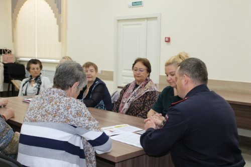 В Новотроицке сотрудники ГИБДД и общественники организовали круглый стол, посвященный профилактике дорожного травматизма среди пожилых людей В Новотроицке сотрудники ГИБДД и общественники организовали круглый стол, посвященный профилактике дорожного травматизма среди пожилых людей