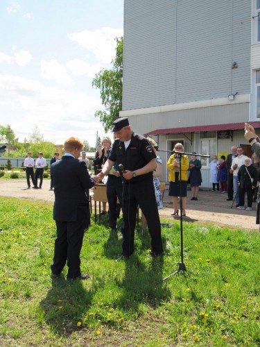 В Оренбургской области сотрудники полиции обеспечили охрану общественного порядка на «Последних звонках» В Оренбургской области сотрудники полиции обеспечили охрану общественного порядка на «Последних звонках»