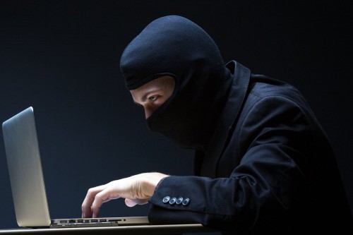 В Оренбурге специалист банка перечислил  мошенникам 45 000 рублей