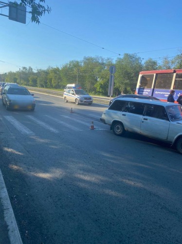 Сотрудники Госавтоинспекции города Новотроицка проводят проверку по факту ДТП с участием несовершеннолетнего велосипедиста   