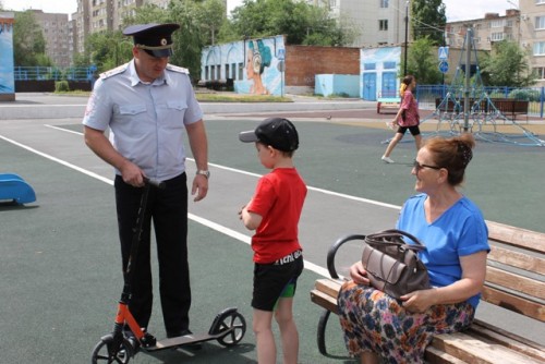 В Новотроицке сотрудники ГИБДД провели беседы с юными велосипедистами и их родителями