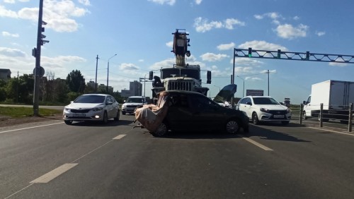    Инспекторами ДПС Оренбурга устанавливают обстоятельства столкновения автомобилей «Урал» и «Лада Гранта».