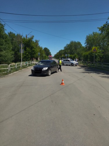 Сотрудники полиции устанавливают обстоятельства дорожно-транспортного происшествия на проспекте Никельщиков г. Орска