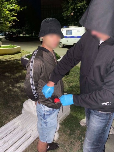 Полицейские в Орске задержали с крупной партией наркотиков "закладчика" из Ростовской области Полицейские в Орске задержали с крупной партией наркотиков "закладчика" из Ростовской области