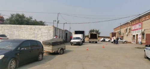 Сотрудники полиции устанавливают обстоятельства дорожно-транспортного происшествия на Вокзальном шоссе города Орска