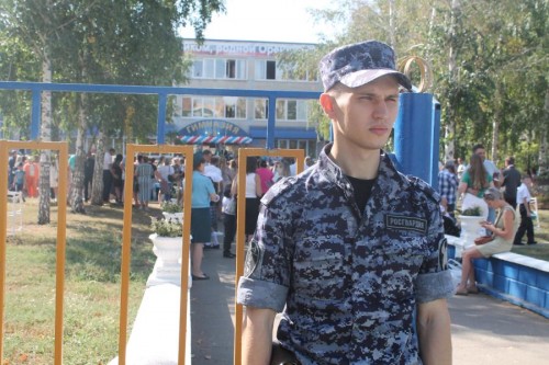 Сотрудники Росгвардии в Оренбурге обеспечили правопорядок в День знаний Сотрудники Росгвардии в Оренбурге обеспечили правопорядок в День знаний