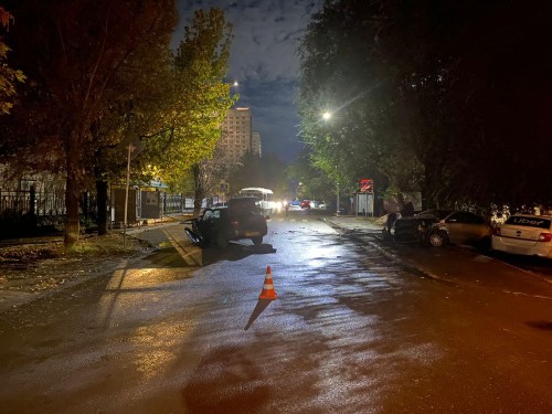 Инспекторы ГИБДД устанавливают обстоятельства ДТП с участием трех автомобилей Инспекторы ГИБДД устанавливают обстоятельства ДТП с участием трех автомобилей