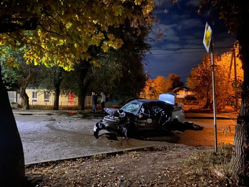 Инспекторы ГИБДД устанавливают обстоятельства ДТП с участием трех автомобилей Инспекторы ГИБДД устанавливают обстоятельства ДТП с участием трех автомобилей