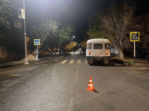 Инспекторы ГИБДД устанавливают обстоятельства ДТП с участием трех автомобилей Инспекторы ГИБДД устанавливают обстоятельства ДТП с участием трех автомобилей