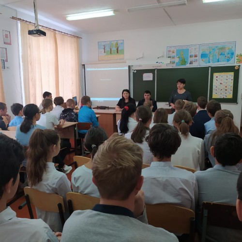 В День правовой помощи детям инспектор ПДН ОМВД России по Саракташскому району встретился с учащимися Петровской СОШ