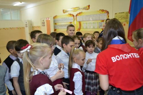 В Октябрьском сотрудники полиции провели акцию «Правовая конфета» В Октябрьском сотрудники полиции провели акцию «Правовая конфета»