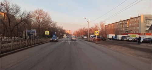 Сотрудники ГИБДД Оренбурга устанавливают обстоятельства наезда на 17-летнего пешехода