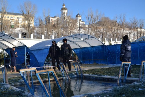 Сотрудниками УМВД России по Оренбургской области обеспечивают правопорядок и безопасность во время празднования Крещения Господня Сотрудниками УМВД России по Оренбургской области обеспечивают правопорядок и безопасность во время празднования Крещения Господня